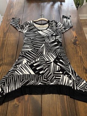 Cupio Black and White Geometric Top